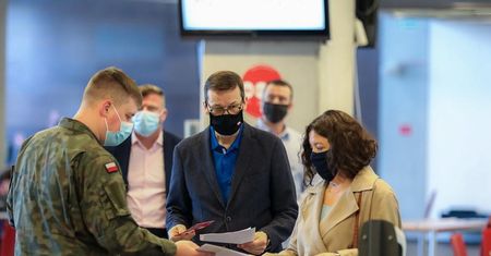 Premier Morawiecki wraz z żoną zaszczepili się pierwszą dawką szczepionki AstraZeneca