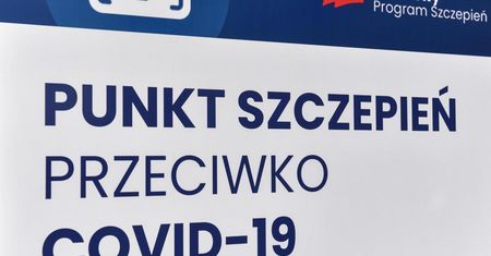 Ministerstwo Zdrowia apeluje do seniorów o przepisywanie się na wcześniejsze terminy szczepień.