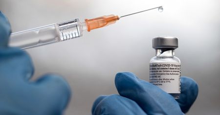 12 dni po pierwszej dawce od firm Pfizer i AstraZeneca ryzyko zakażenia maleje znacząco.