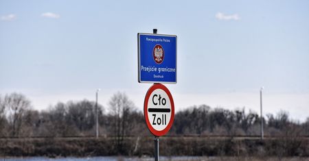 W święta zmalał ruch na granicy, część osób rezyguje z wjazdu do Polski.