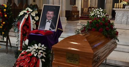Ponad tysiąc osób na pogrzebie Krzysztofa Krawczyka w podłódzkich Grotnikach.