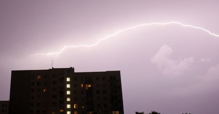 Gwałtowne burze, na wschodzie możliwe trąby powietrzne.