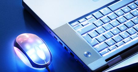 Rośnie liczba oszustw finansowych; przestępcy wykorzystują internet i telefon.
