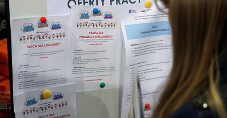 Eksperci: maleje szansa na zatrudnienie dla młodych z wyższym wykształceniem