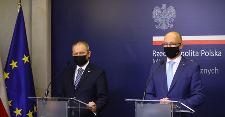 Przed wjazdem do Polski należy wypełnić elektroniczną kartę lokalizacji.