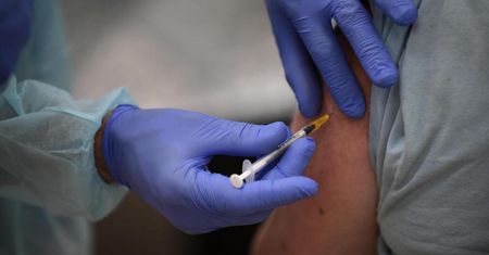 Przyjęcie drugiej dawki szczepionki przeciw COVID-19 warunkuje skuteczność szczepienia.