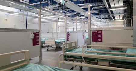 Coraz więcej zajętych łóżek dla pacjentów z COVID-19, uruchamiane są kolejne miejsca.