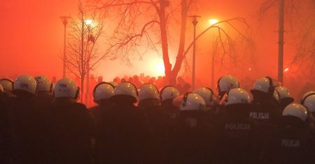 Warszawa – policja: blisko pół tysiąca osób wylegitymowanych w sobotę wieczorem przed stadionem