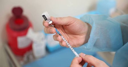 W poniedziałek rozpoczęły się zapisy na szczepienia dla osób w wieku 65 i 66 lat.