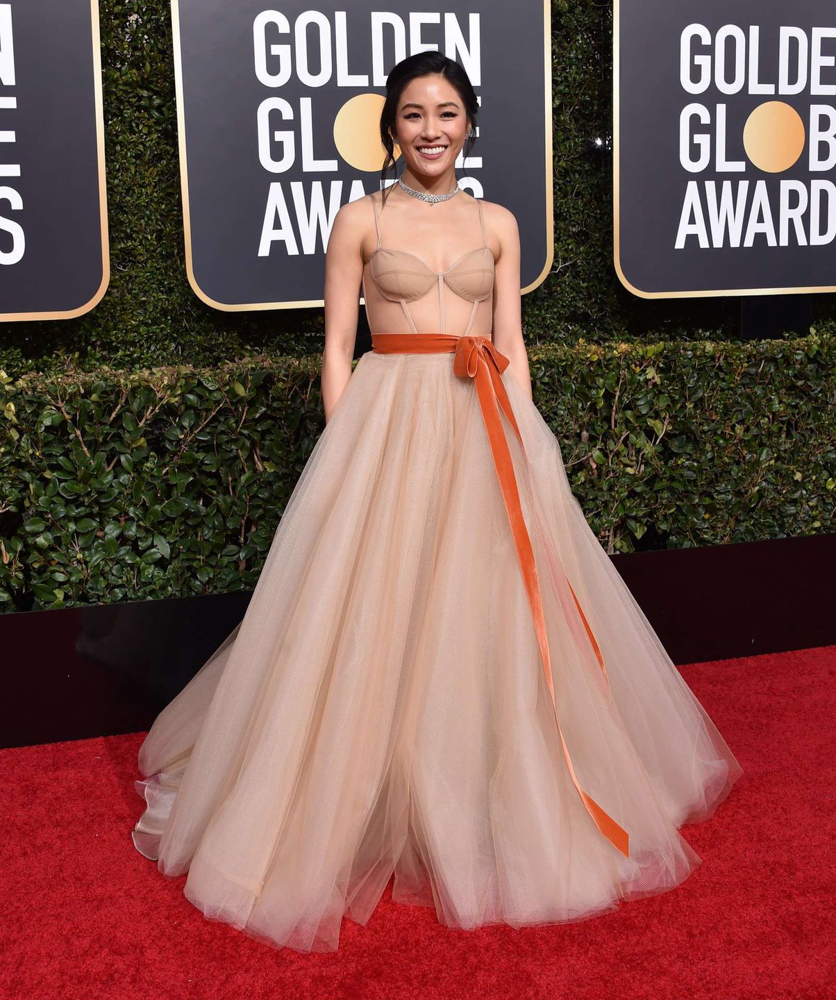 Constance Wu – Złote Globy 2019, kreacja: Vera Wang