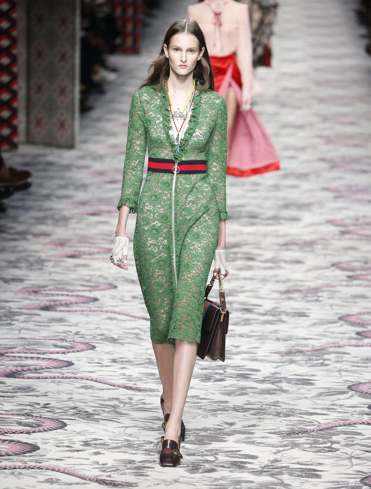 Zielona koronkowa sukienka Gucci z kolekcji na sezon wiosna-lato 2016 (fot. ONS)
