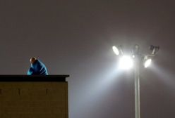 Przestępca seksualny spędził na dachu 20 godzin