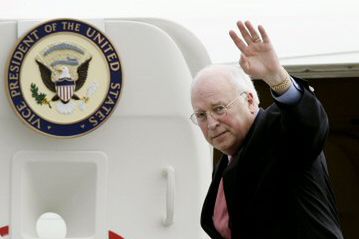 Samolot Dicka Cheneya zmuszony do zmiany trasy