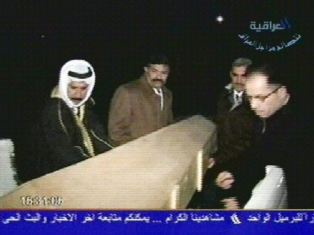 Zdjęcia martwego Saddama w Internecie