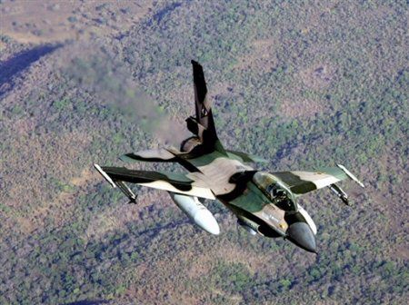 F-16 nadlatuje
