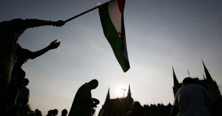 Polskie flagi na węgierskiej manifestacji