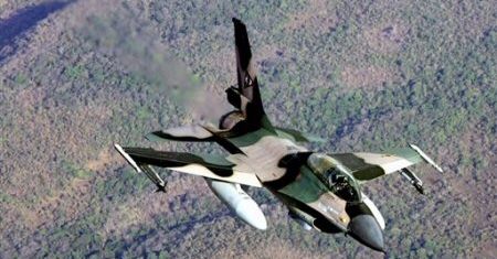 F-16 nadlatuje
