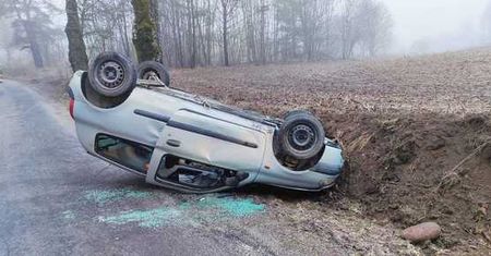 Nietrzeźwy kierowca stracił panowanie nad pojazdem i dachował