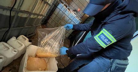 Nielegalne laboratorium klefedronu zlikwidowane przez polskich policjantów.