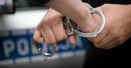 25-latek tymczasowo aresztowany za usiłowanie zabójstwa ojca. Przed policjantami  ukrywał się w stodole w sianie.