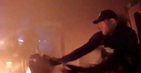 Policjanci wyciągnęli z płonącego mieszkania dwóch mężczyzn i zapobiegli możliwemu wybuchowi.