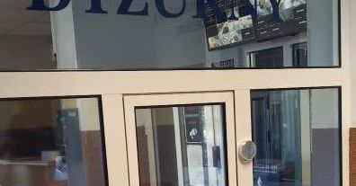 3-latek w piżamce biegał za psem.  Zauważyła go idąca do pracy policjantka i zabrał na komendę.