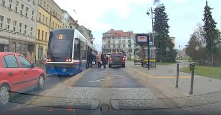Zamiast się zatrzymać przejechał między pieszymi.