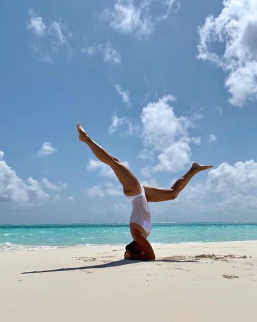 Kinga Rusin ćwiczy jogę na plaży