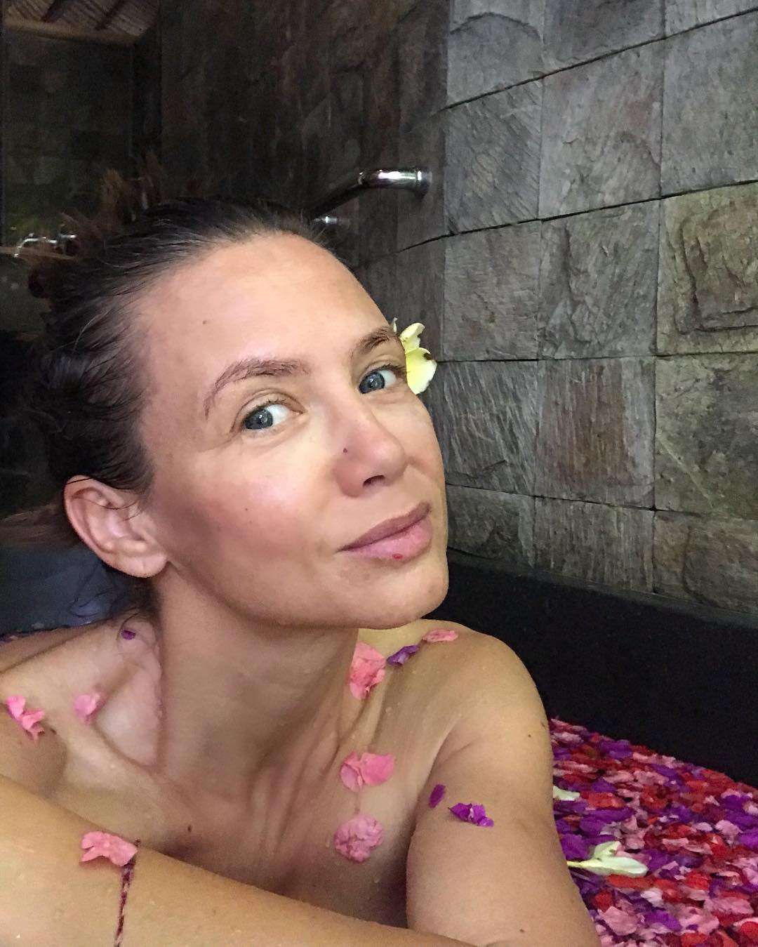 Kinga Rusin nago i bez makijażu zażywa kąpieli w Indonezji