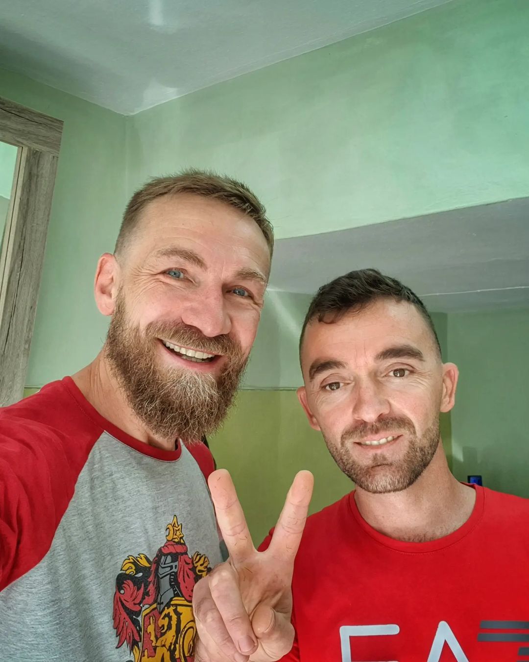 Przemek Kossakowski u albańskiego barbera