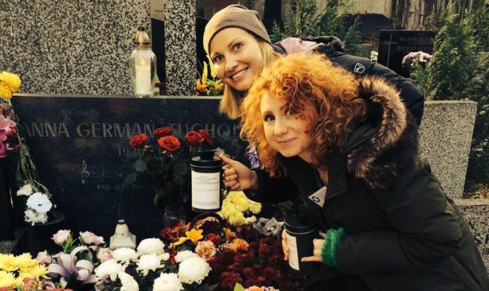 Fani atakują Joannę Moro za uśmiechnięte zdjecie nad grobem Anny German