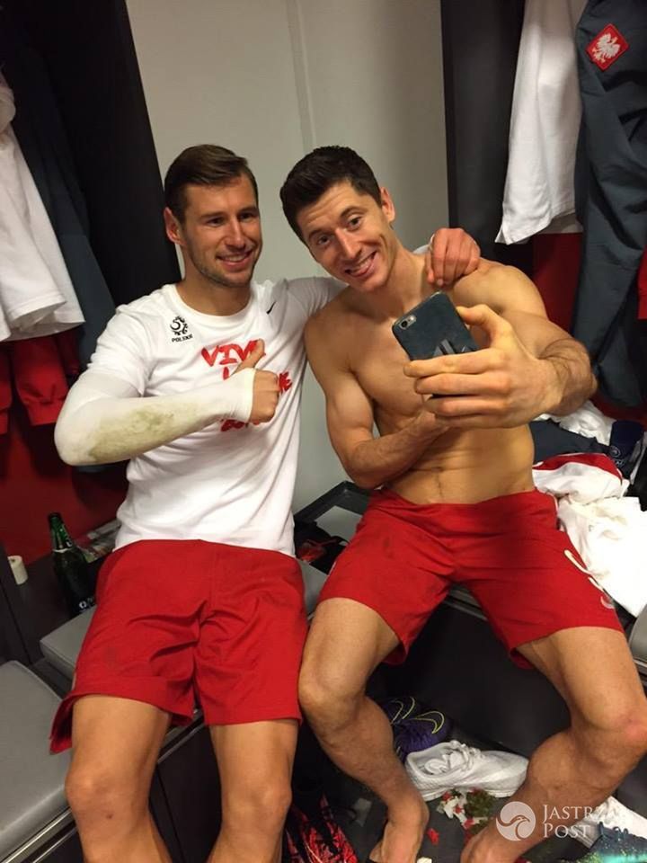 Robert Lewandowski i Grzegorz Krychowiak nominowani do Drużyna Roku UEFA 2015