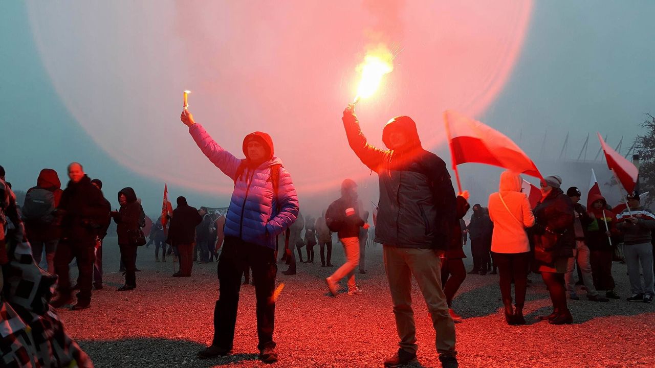 Marsz Niepodległości idzie ulicami Warszawy