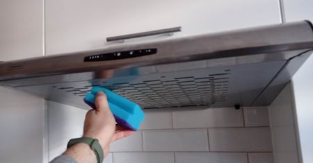 Jak umyć okap? Weź ten produkt ze swojej kuchennej szafki