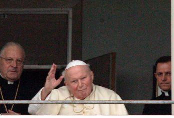 Papież pozdrowił wiernych z okna