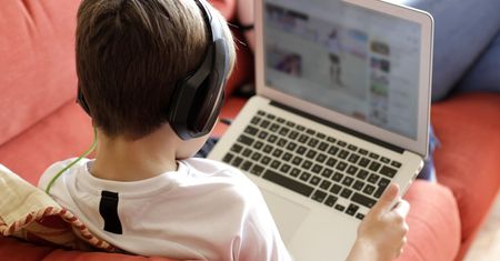 Australia zakazuje nieletnim dostępu do social mediów. Wysokie kary dla platform