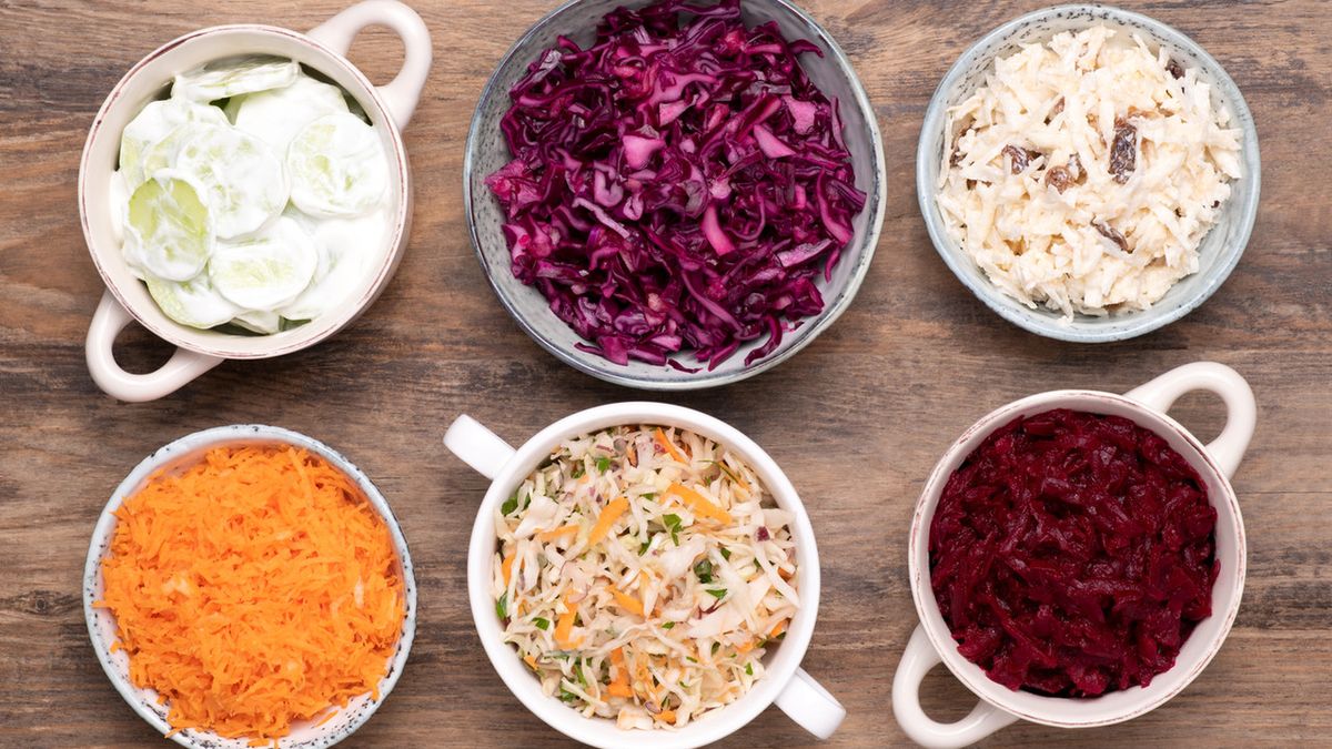 Surówki do obiadu to źródło witamin i składników odżywczych.