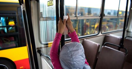 Kierowca znalazł śpiącą 7-latkę. Matka zostawiła dziewczynkę w autobusie