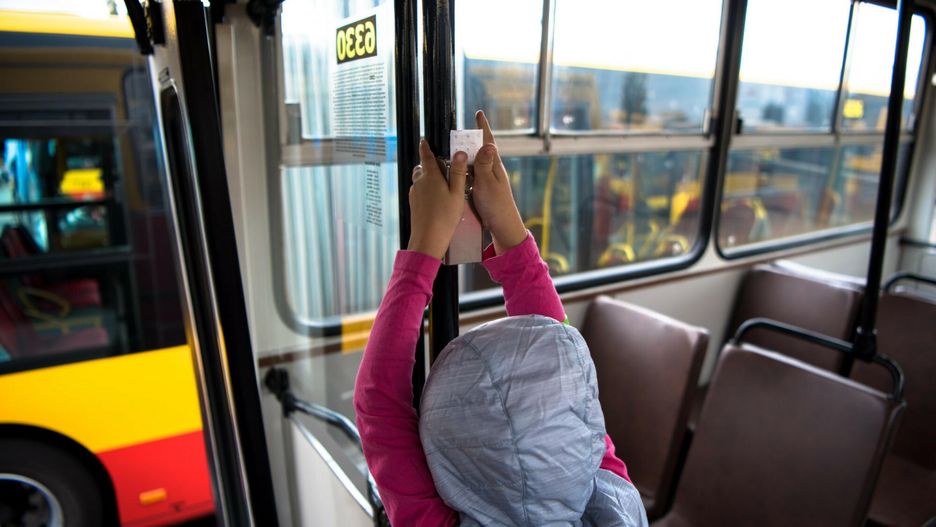 Zostawiła dziecko w autobusie. Dziewczynka smacznie spała