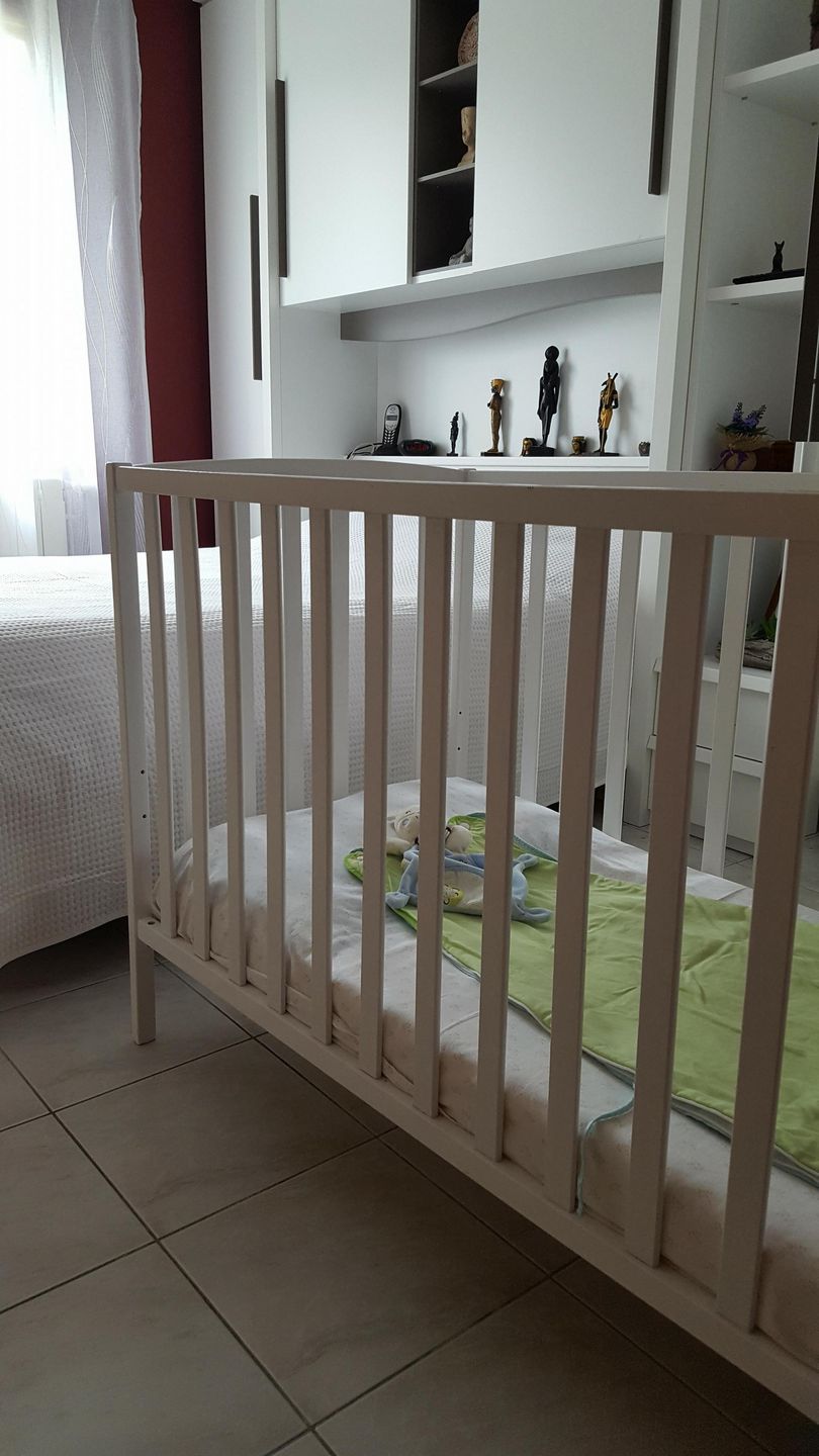 W każdym pokoju znajduje się łóżeczko