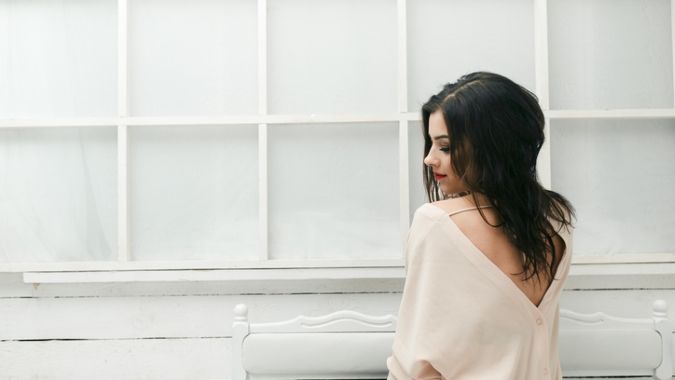 Sweter z wycięciem na plecach to bardzo seksowny i kobiecy model