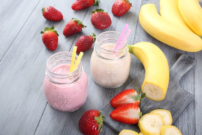 Jest treściwe i zdrowe – truskawkowo-bananowe smoothie z powodzeniem może zastąpić nam jeden z posiłków