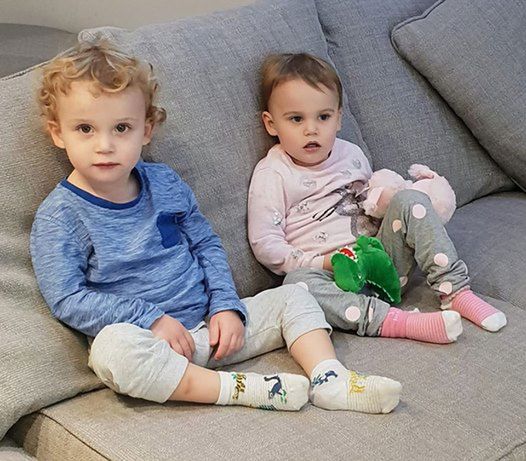 Niespełna dwuletnie bliźniaki zostały zamordowane przez matkę 