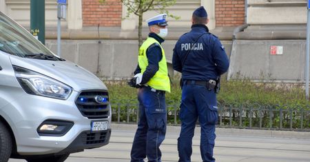 Dwulatka bez opieki siedziała w oknie na trzecim piętrze. Matce grozi pięć lat więzienia
