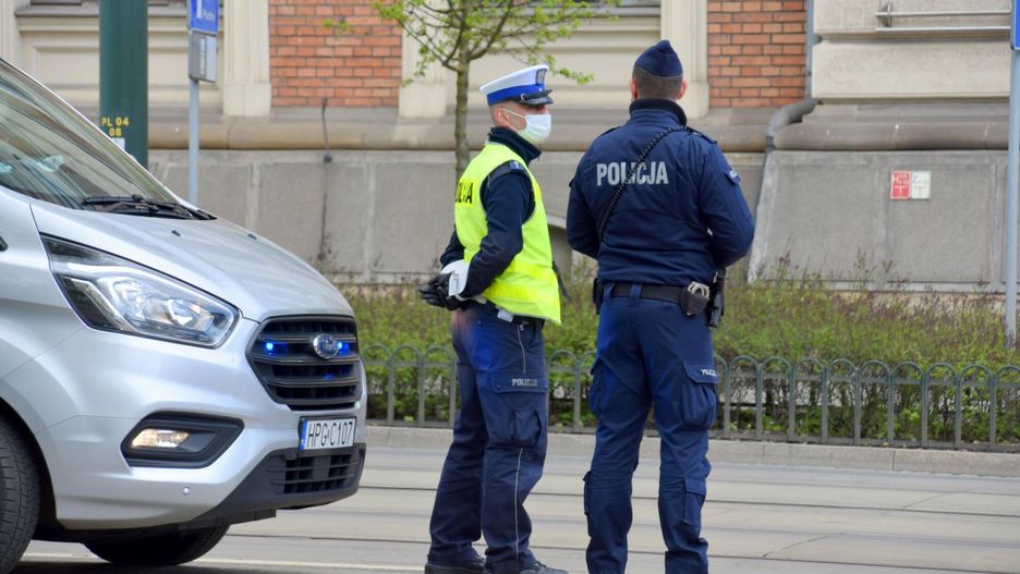 Dziecko siedziało na parapecie. Matka w tym czasie spała