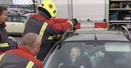 Trzeba było wezwać strażaków. Maluch aż zanosił się od śmiechu