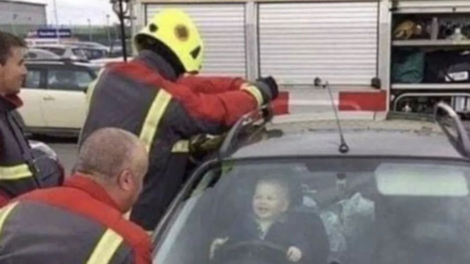 Trzeba było wezwać strażaków. Maluch aż zanosił się od śmiechu