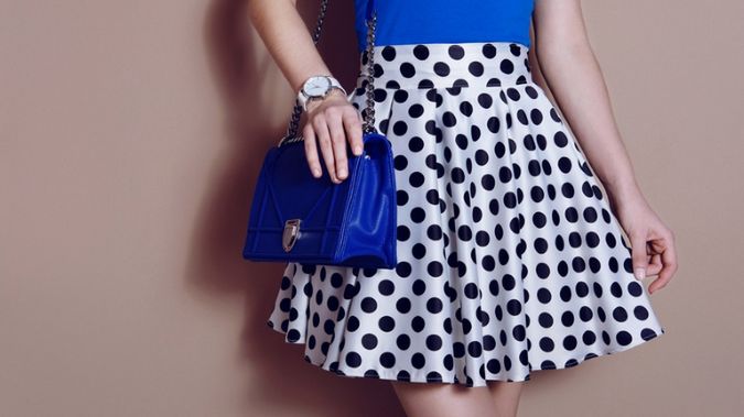 Kobaltowe ubrania świetnie pasują do jasnej karnacji i ciemnych włosów