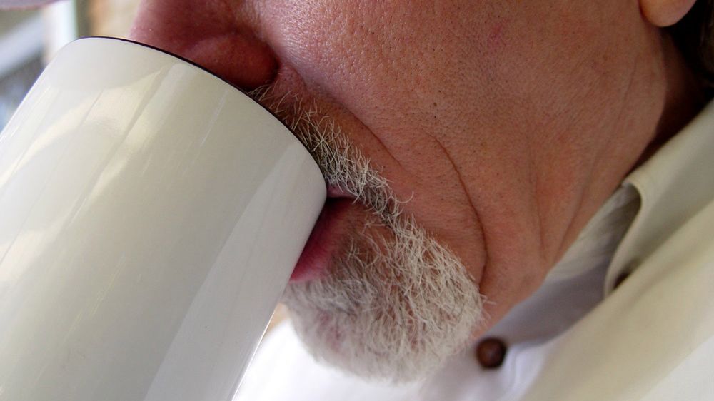 Kawa czarna czy z mlekiem – która opcja jest zdrowsza i dlaczego?