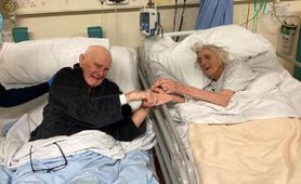 Spędzili razem 70 lat. Zmarli trzymając się za ręce. Poruszające zdjęcie